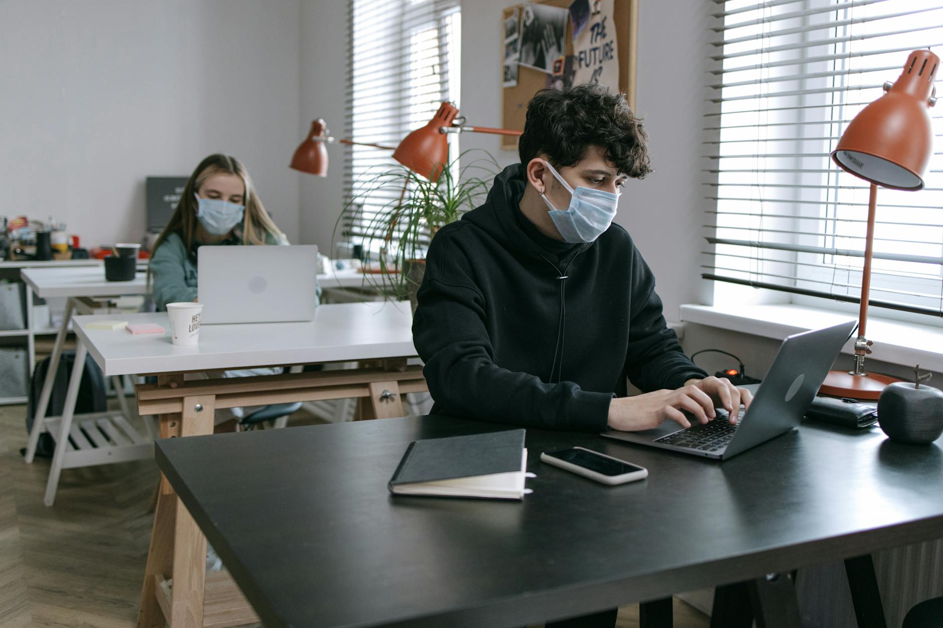 How to Prevent Acne When Starting New Skincare - Featured image