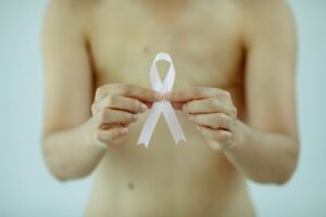 How to Prevent Chest Acne During Summer Months - Featured image