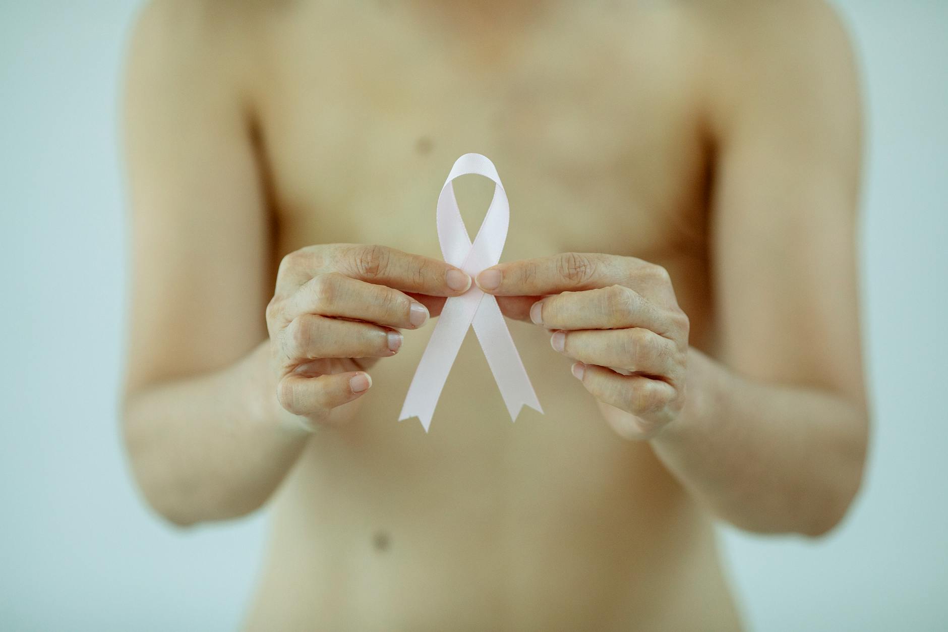 How to Prevent Chest Acne During Summer Months - Featured image