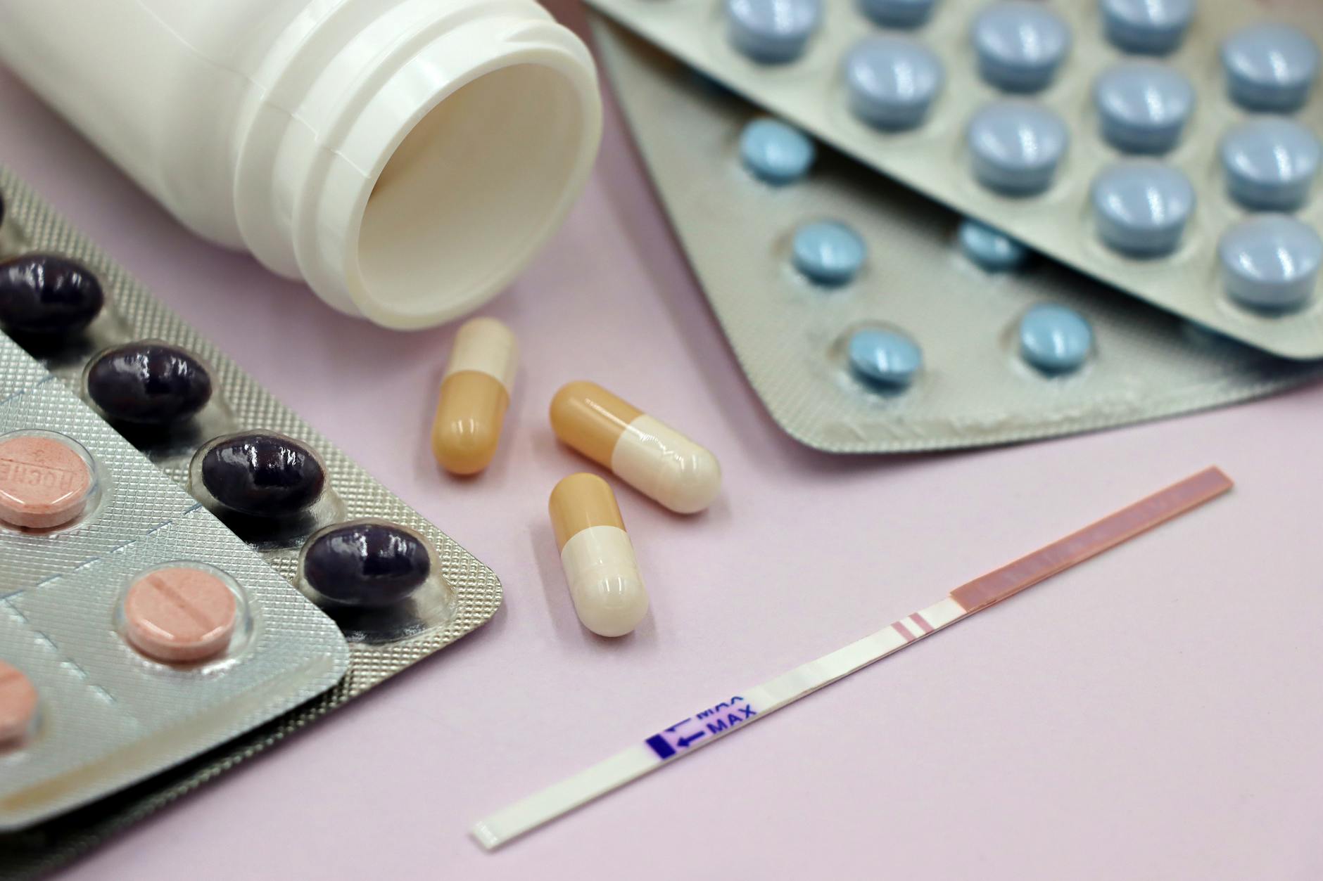 How to Treat Hormonal Acne Without Birth Control Pills - Featured image