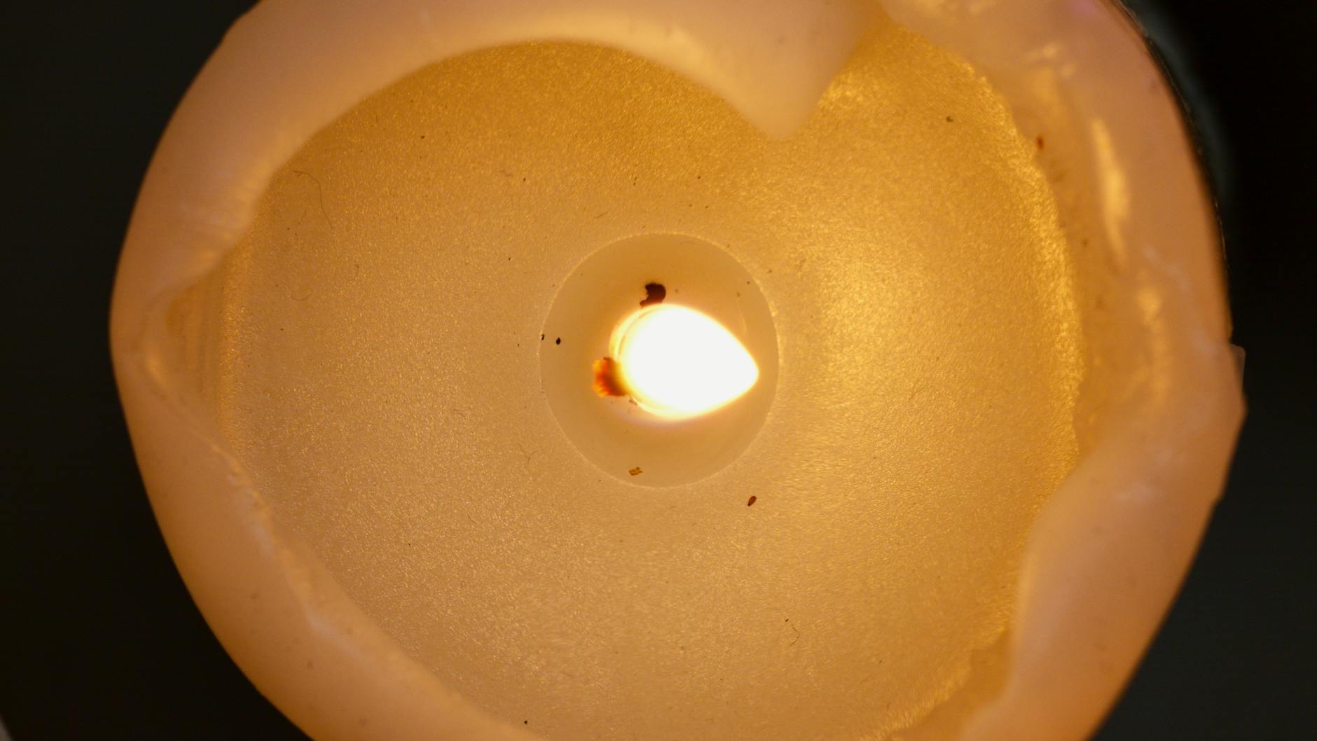 How Does Raking Light Make Acne Scars More Visible?