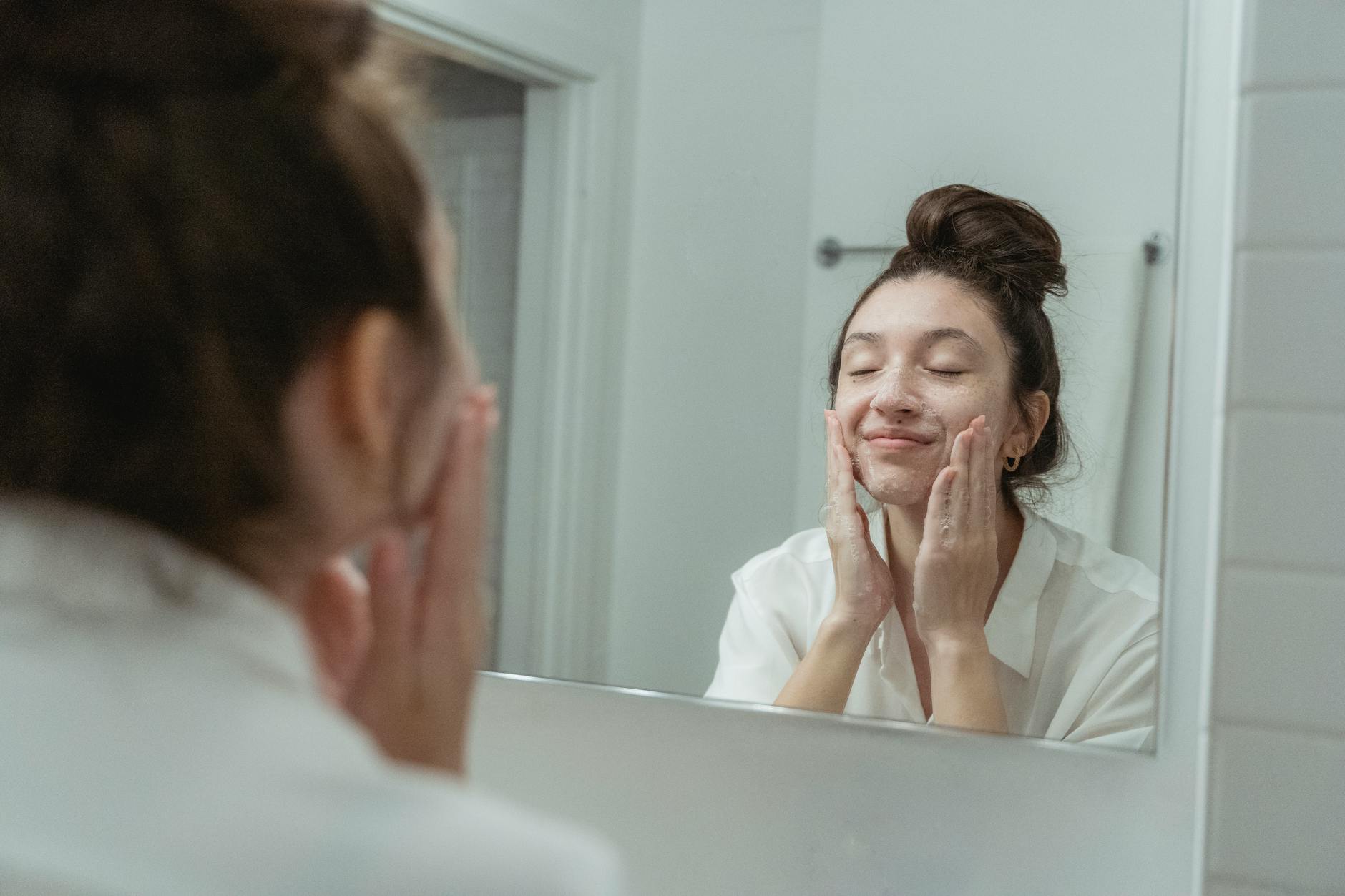 How to Tell If Your Cleanser Is Too Stripping for Your Skin - Featured image
