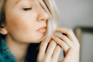 What Causes Acne on the Scalp - Featured image