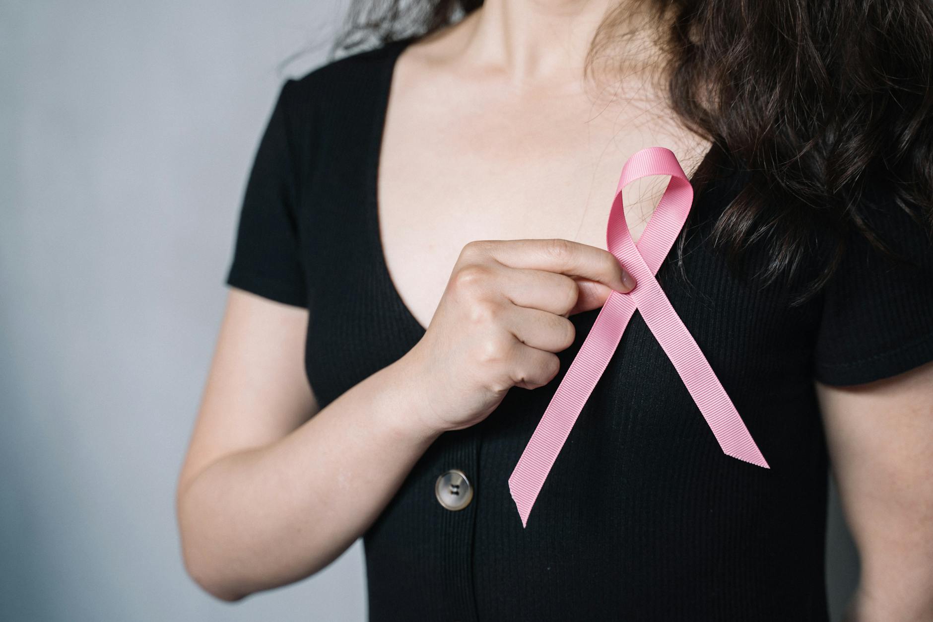 What Causes Chest Acne in Women - Featured image