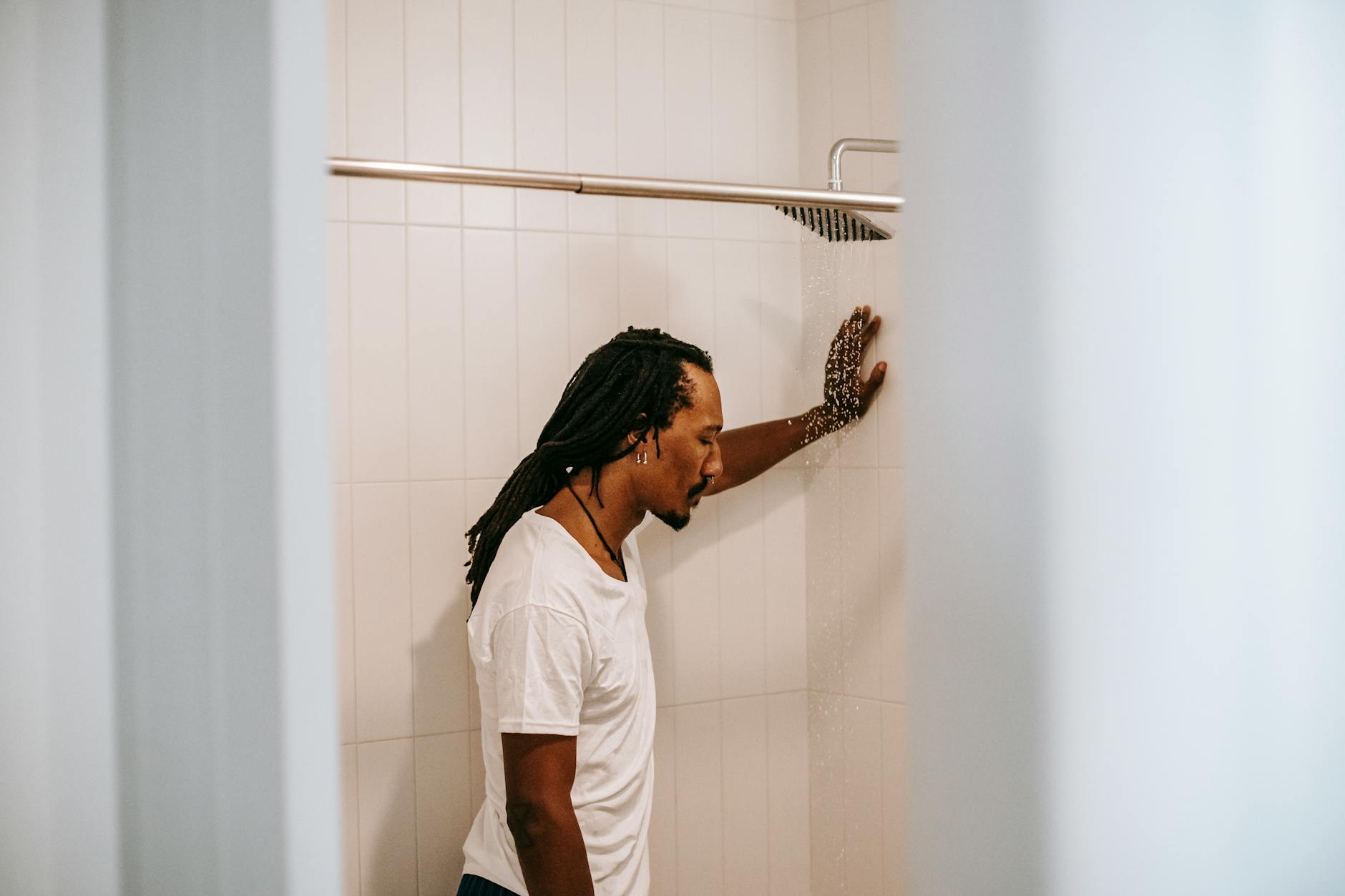 What Cold Showers Do for Acne vs Hot Showers - Featured image