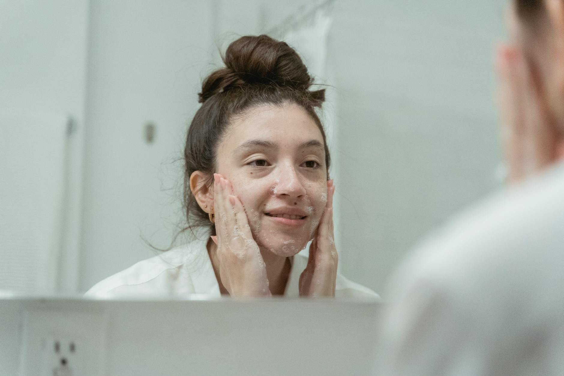 Why Foam Cleansers Can Sometimes Worsen Acne Conditions - Featured image