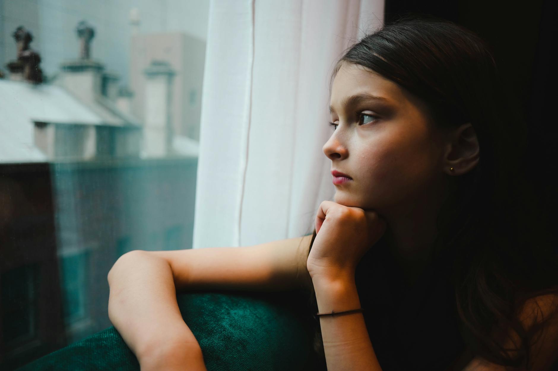Why Your Chin Breaks Out Every Single Month - Featured image