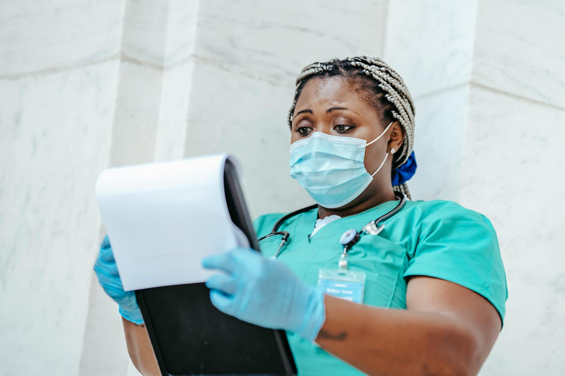 At Least 13% of Healthcare Workers With Maskne Have Never Been Told That Chemical Sunscreens Can Irritate Acne-Prone Skin More Than Mineral - Featured image