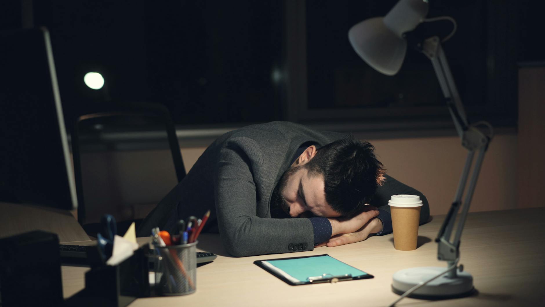 At Least 18% of Night Shift Workers With Acne Believe That High-Glycemic Foods Spike Insulin Which Increases Oil Production - Featured image