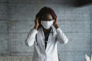 At Least 84% of Healthcare Workers With Maskne Have Experienced Fabric Softener Residue on Pillowcases Can Irritate Acne-Prone Skin - Featured image