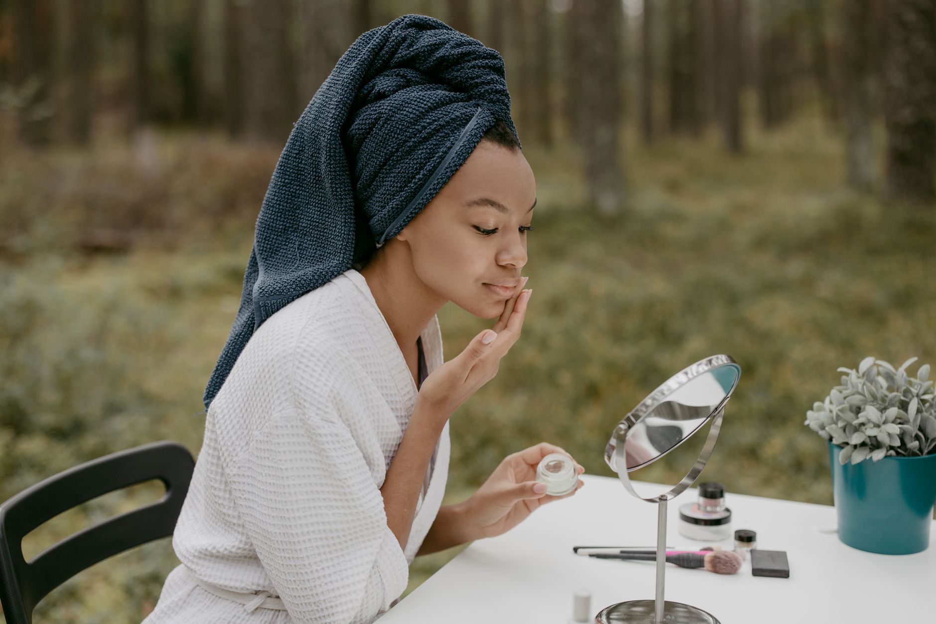 At Least 44% of New Mothers With Postpartum Acne Believe That Their Hair Products May Be Causing Forehead and Temple Breakouts - Featured image