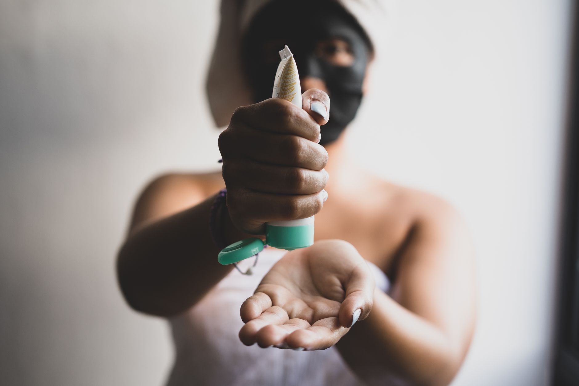 At Least 70% of Women With Hormonal Acne Don't Realize That Professional Extractions Are Safer Than DIY Pimple Popping - Featured image