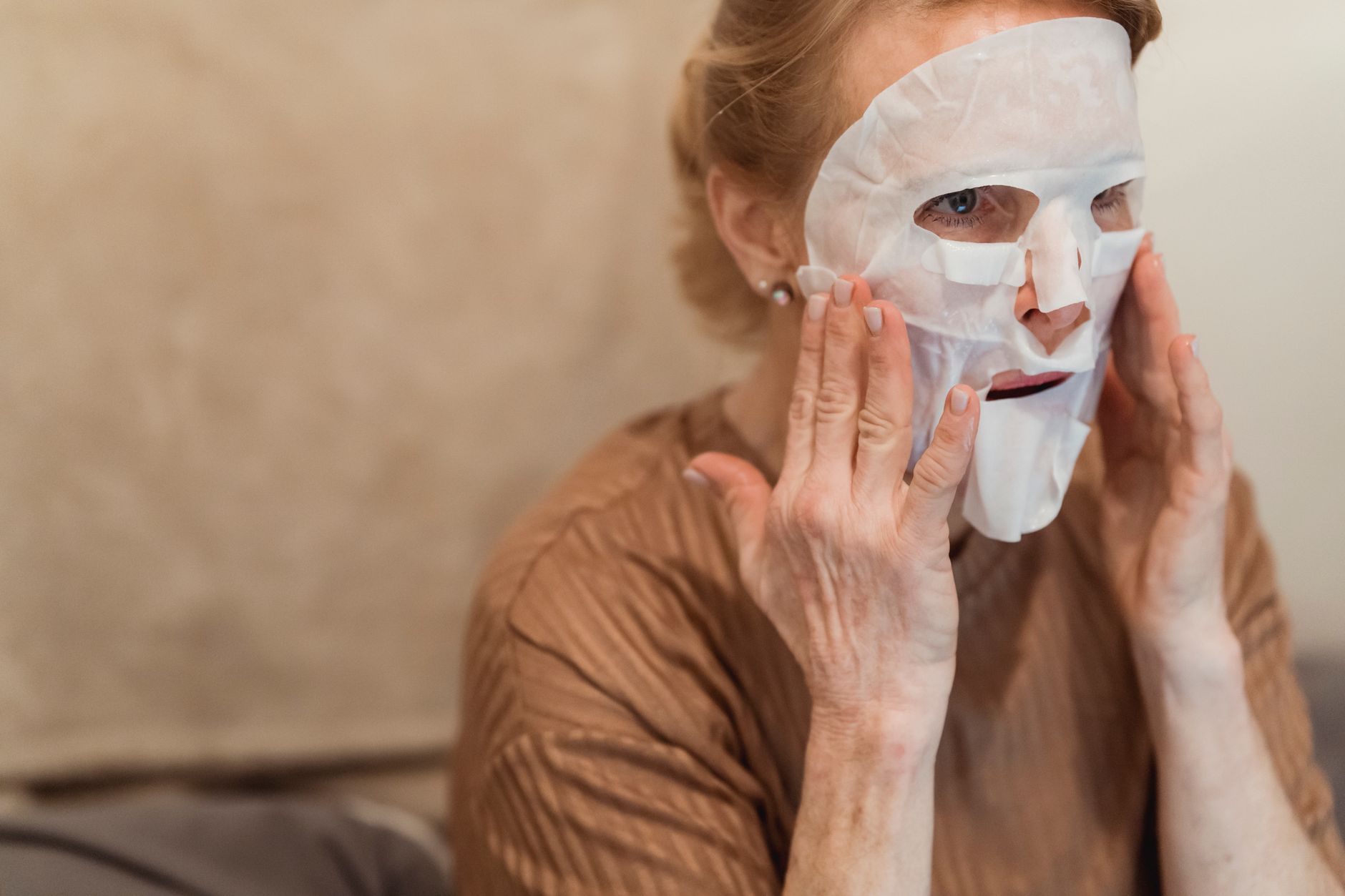 At Least 73% of Healthcare Workers With Maskne Believe That Fabric Softener Residue on Pillowcases Can Irritate Acne-Prone Skin - Featured image