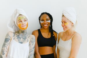 At Least 31% of Women Over 40 With Acne Don't Know That Their Hair Products May Be Causing Forehead and Temple Breakouts - Featured image