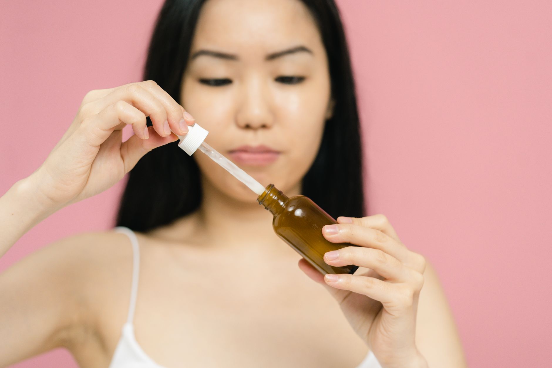 Retinol Serum for Neck Skin Tightening: Anti-Aging Solution Dermatologists Recommend - Featured image