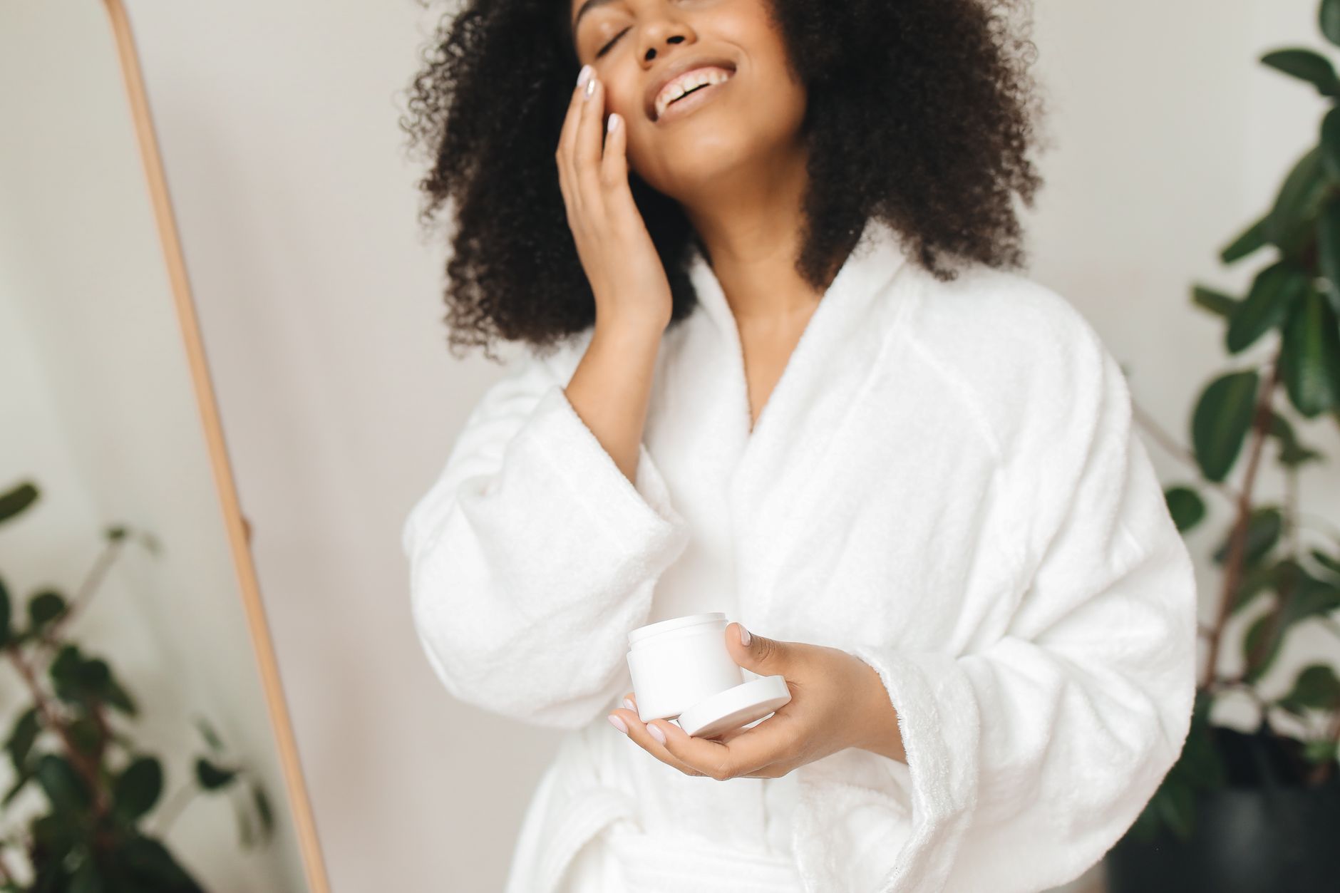 Top 8 Retinol-Free Anti-Aging Products That Are Safe for Sensitive Skin - Featured image