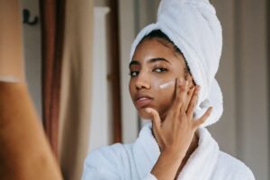 Moisturizers and Acne 2026 Guide: safety and evidence limits; Key Facts and Questions to Ask - Featured image