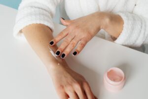 My Moisturizer Stings Even Though My Acne Skin Looks Dry - Featured image