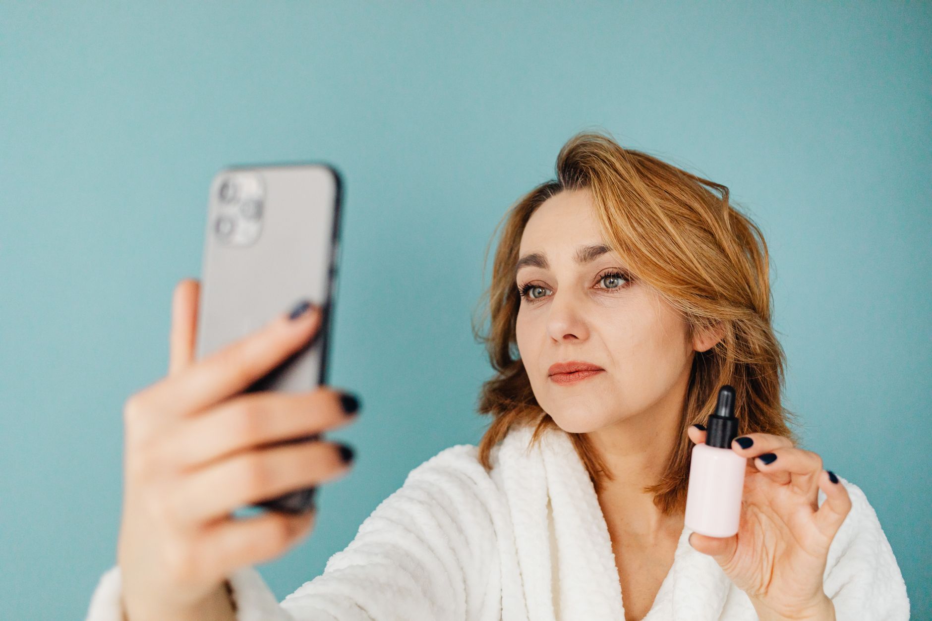 Blue Light Therapy for Acne: Evidence and Limitations - Featured image