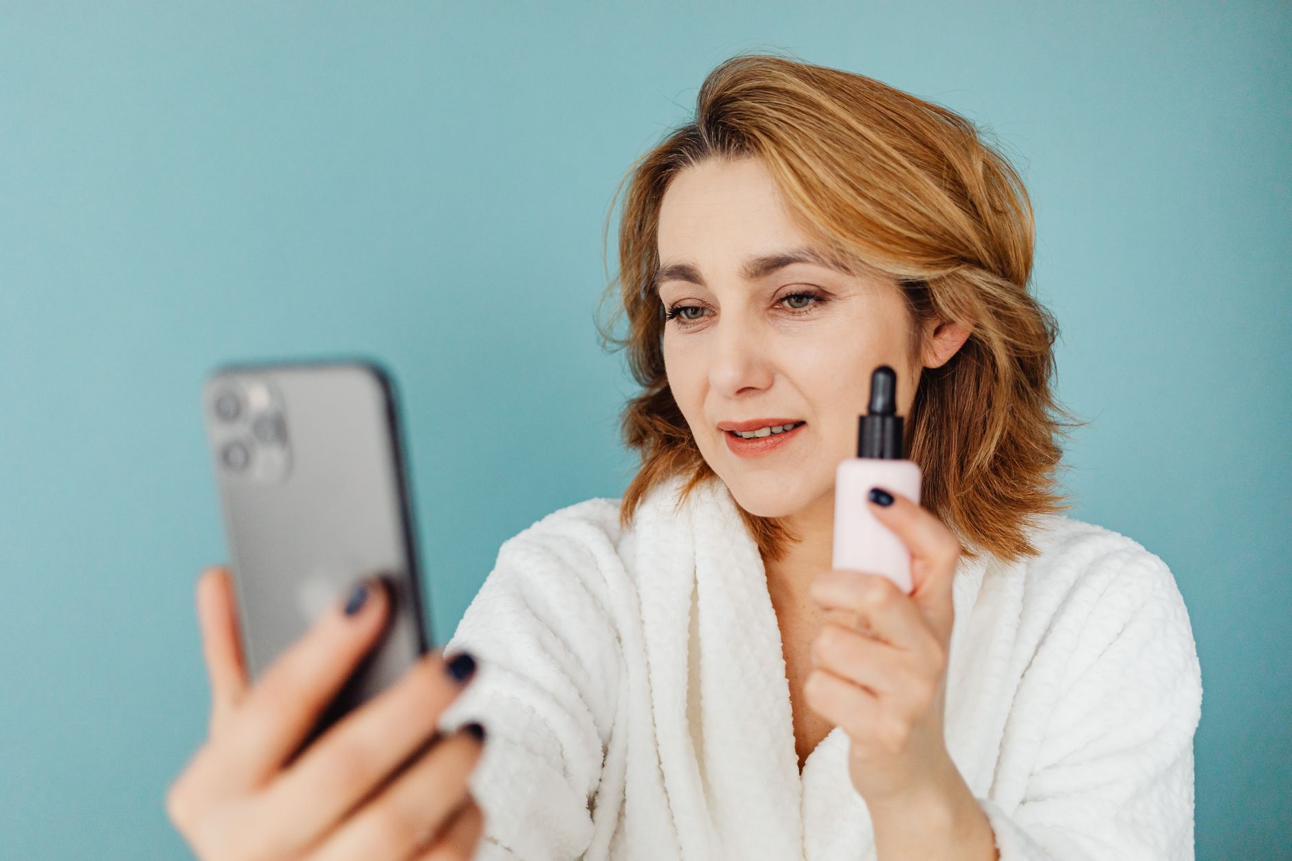 Can a New Phone Case Cause Jawline Breakouts? - Featured image