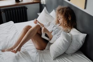 Does Switching Pillowcases Help Prevent Acne Breakouts? - Featured image
