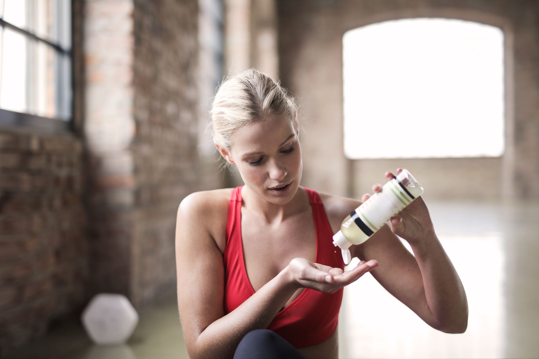 Does Wearing a Sports Bra All Day Make Chest Acne Worse? - Featured image