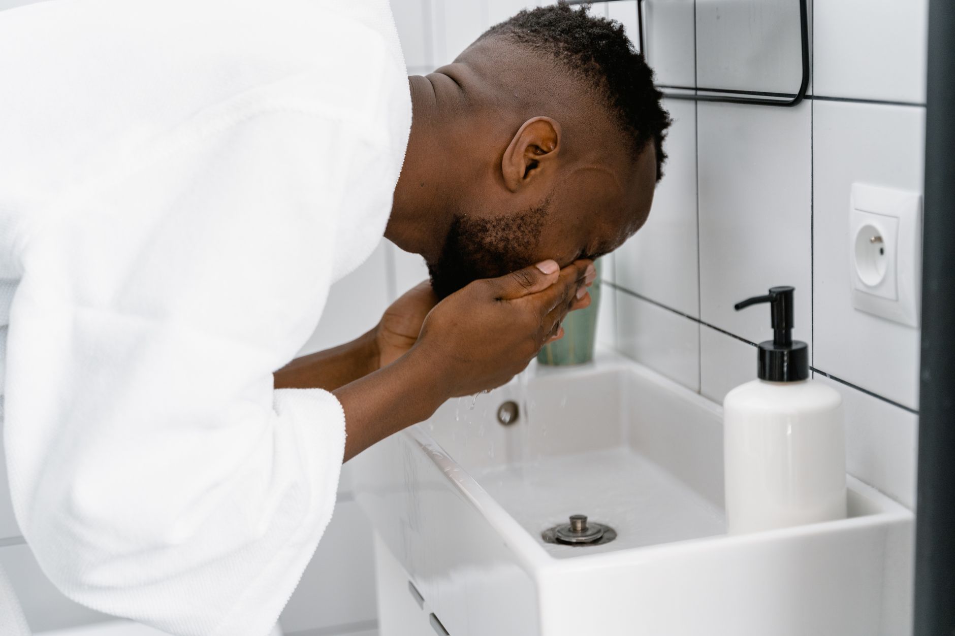 How Often Should You Wash Your Face With a Dermatologist-Recommended Skincare Routine? - Featured image