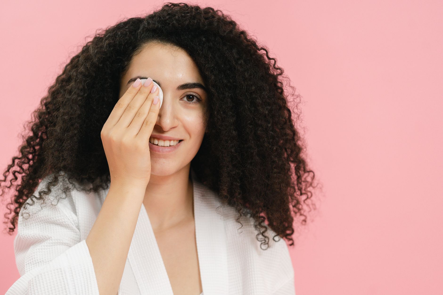 How to Remove Full-Coverage Concealer Without Irritating a Blemish? - Featured image