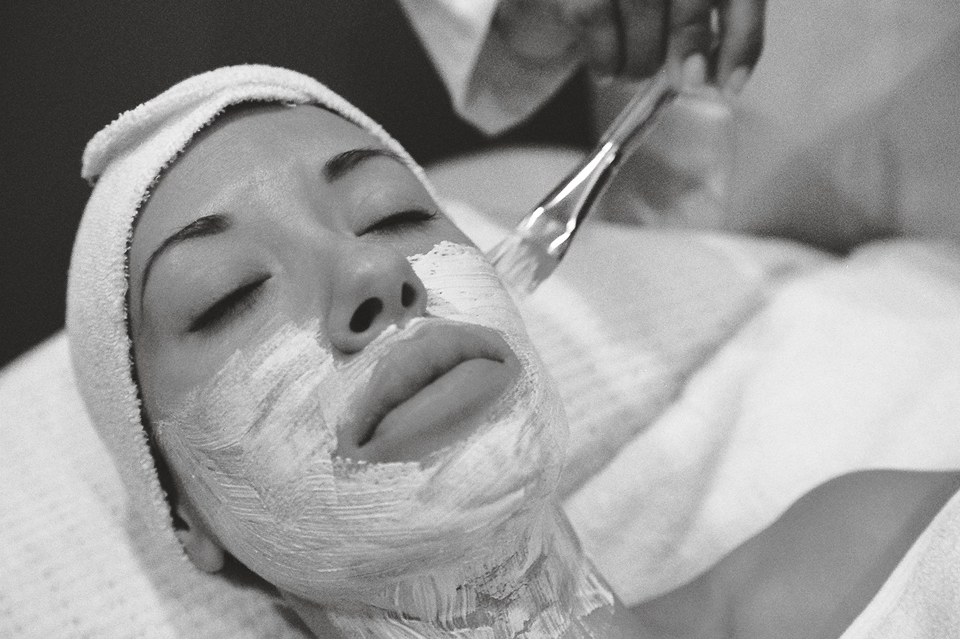 Kendall Jenner's TheraFace Mask Glo for Acne: What Does Blue Light Target? - Featured image