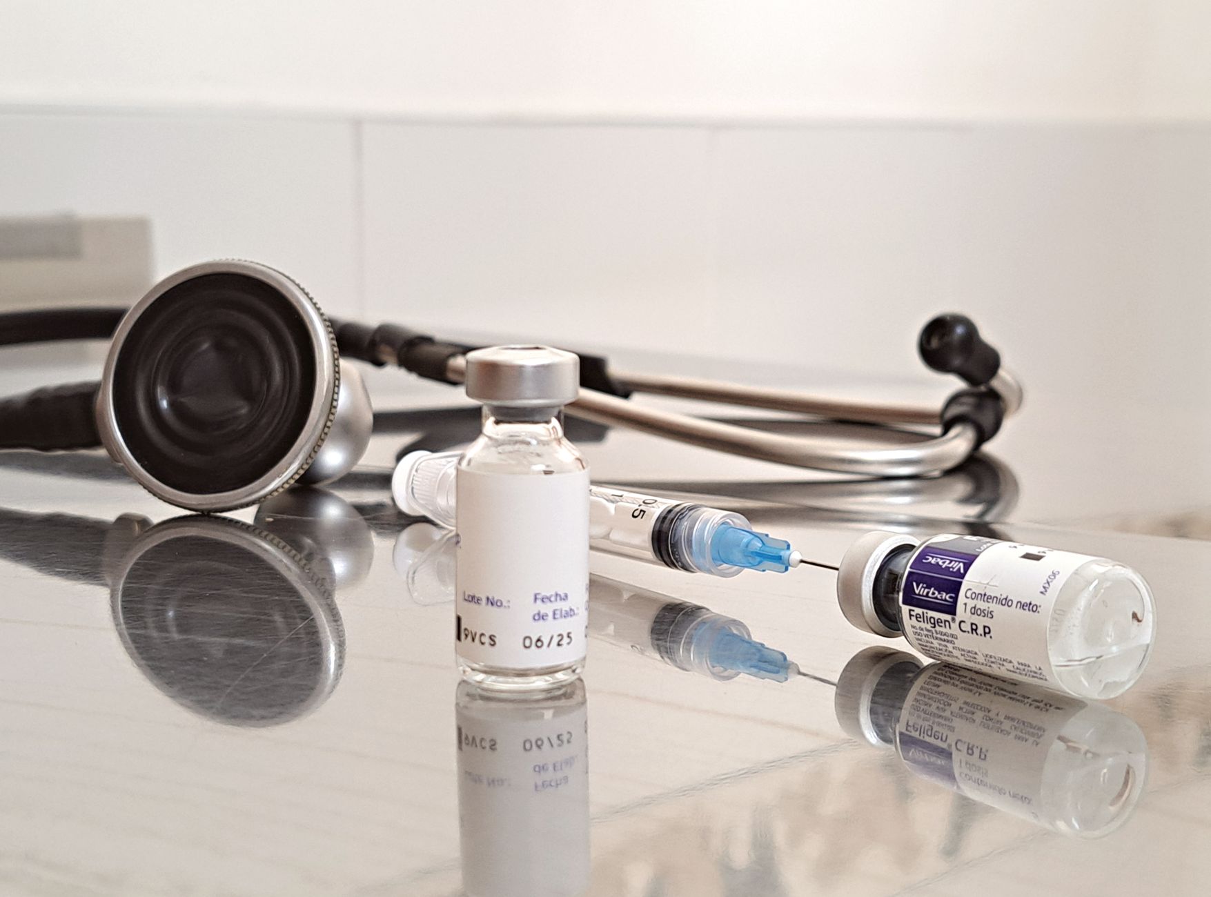 Low-Dose Isotretinoin Side Effects in the 2026 Fish Oil Trial: What Researchers Still Need to Learn for Adults With Persistent Acne - Featured image