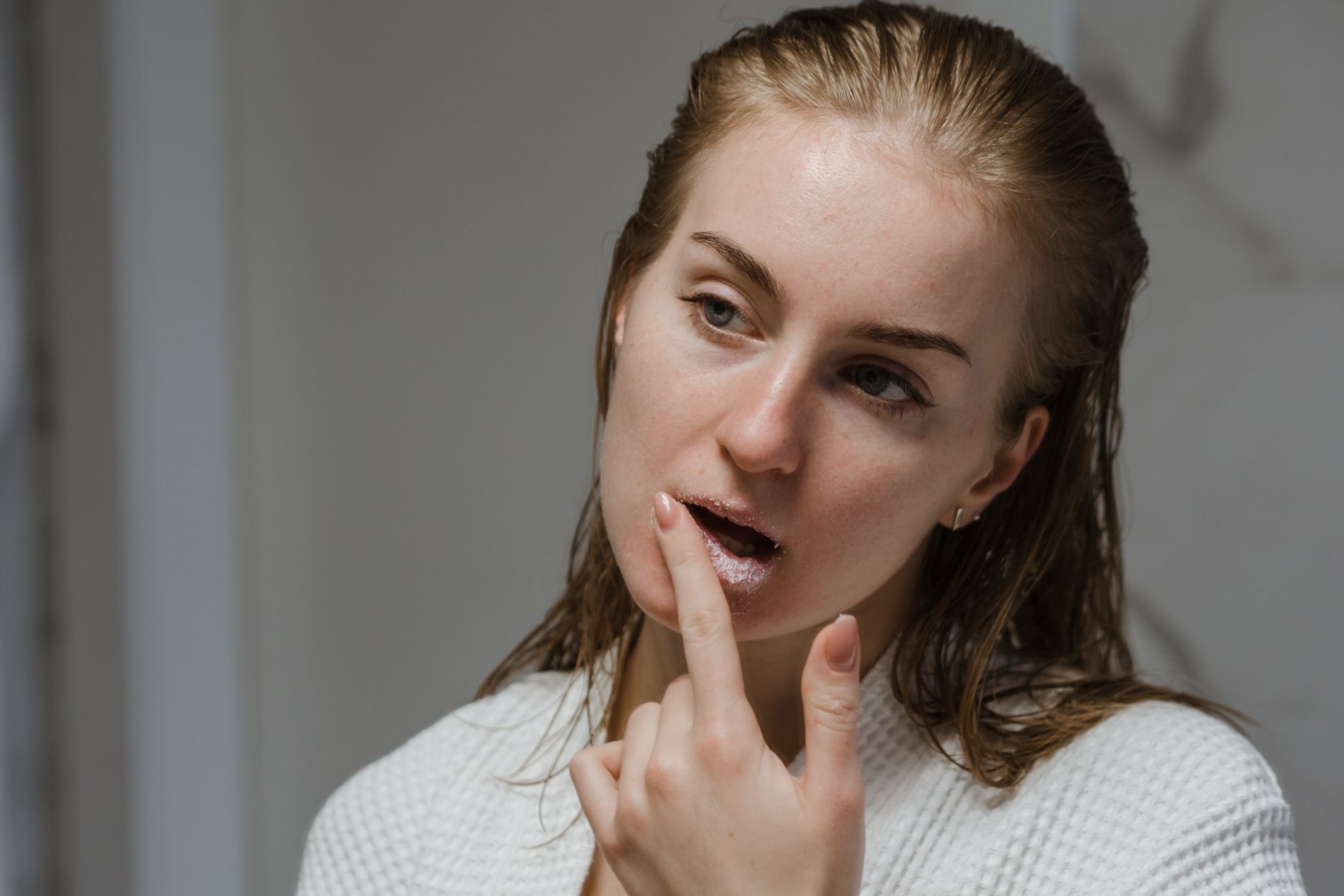 Why Did Lili Reinhart Do Her Makeup in the Dark? Her September 2026 Acne Interview - Featured image